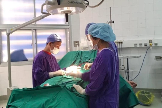 Các bác sĩ phẫu thuật cho bệnh nhân (Ảnh - BVCC) 