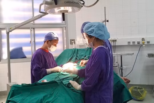Các bác sĩ phẫu thuật cho bệnh nhân (Ảnh - BVCC) 