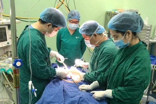Các bác sĩ phẫu thuật loại bỏ khối u cho bệnh nhi (Ảnh - BVCC)