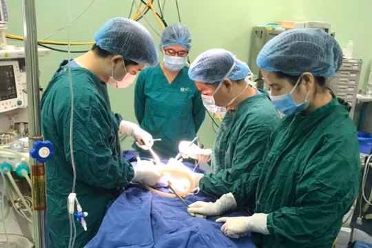 Các bác sĩ phẫu thuật loại bỏ khối u cho bệnh nhi (Ảnh - BVCC)