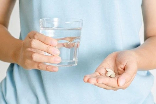 Người dân uống thuốc (Ảnh minh hoạ) 