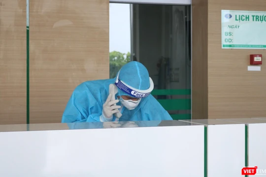 Nhân viên y tế trực cấp cứu ở bệnh viện (Ảnh - Minh Thuý) 