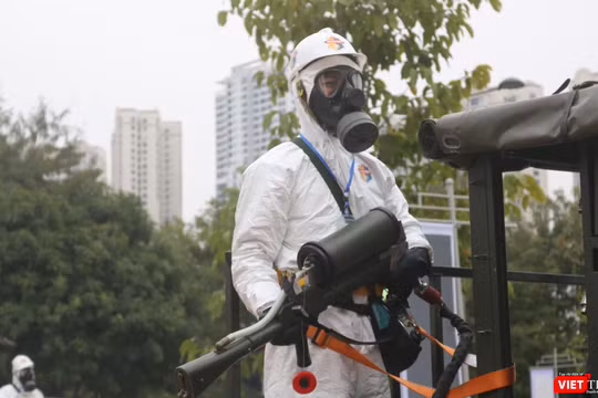 Nhân viên y tế phun khử khuẩn phòng COVID-19 (Ảnh - Minh Thuý) 
