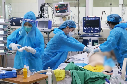 Các bác sĩ phối hợp chăm sóc bệnh nhân COVID-19 nặng (Ảnh - Minh Thuý) 
