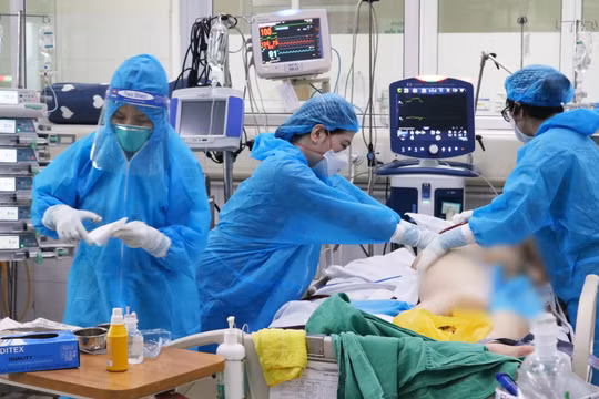 Các bác sĩ phối hợp chăm sóc bệnh nhân COVID-19 nặng (Ảnh - Minh Thuý) 
