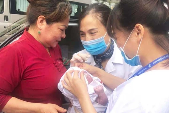 Bé gái chào đời khỏe mạnh trong sự vui mừng của nhân viên y tế tại CDC Hà Nội. Ảnh: Thu Nguyệt 