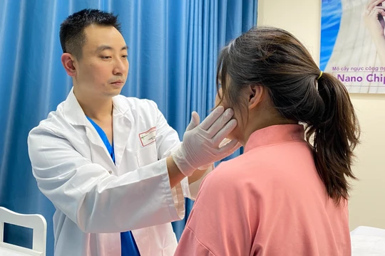 BS. Nguyễn Đình Minh khám cho bệnh nhân (Ảnh - BS. Nguyễn Đình Minh) 