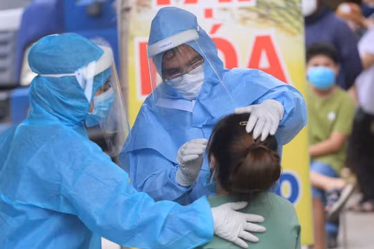 Nhân viên y tế lấy mẫu xét nghiệm COVID-19 cho người dân (Ảnh - BYT) 