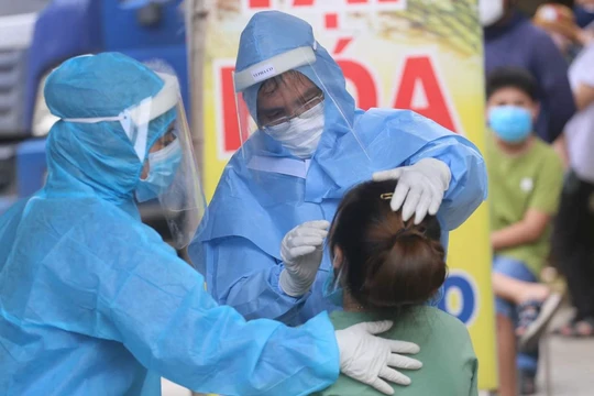 Nhân viên y tế lấy mẫu xét nghiệm COVID-19 cho người dân (Ảnh - BYT) 