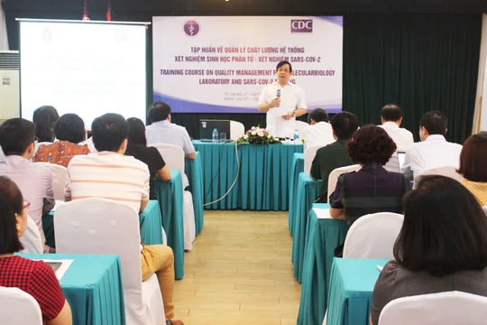 PGS. TS. Lương Ngọc Khuê - Cục trưởng Cục quản lý Khám, chữa bệnh, Bộ Y tế - phát biểu tại lớp tập huấn cập nhật xét nghiệm virus SARS-CoV-2 (Ảnh: Thanh Hằng) 