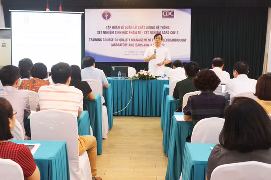 PGS. TS. Lương Ngọc Khuê - Cục trưởng Cục quản lý Khám, chữa bệnh, Bộ Y tế - phát biểu tại lớp tập huấn cập nhật xét nghiệm virus SARS-CoV-2 (Ảnh: Thanh Hằng) 