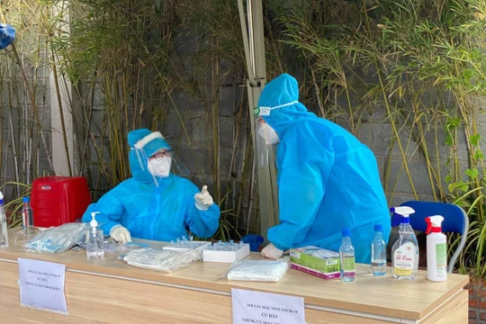 Nhân viên y tế lấy mẫu xét nghiệm cho người dân (Ảnh - BYT) 