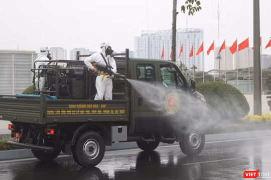 Binh chủng hoá học, Bộ Quốc phòng diễn tập phun khử khuẩn để phòng, chống dịch COVID-19 (Ảnh: Minh Thuý) 