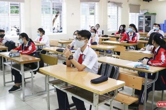 Học sinh đeo khẩu trang, ngồi giãn cách trong lớp học (Ảnh - Minh Thuý) 