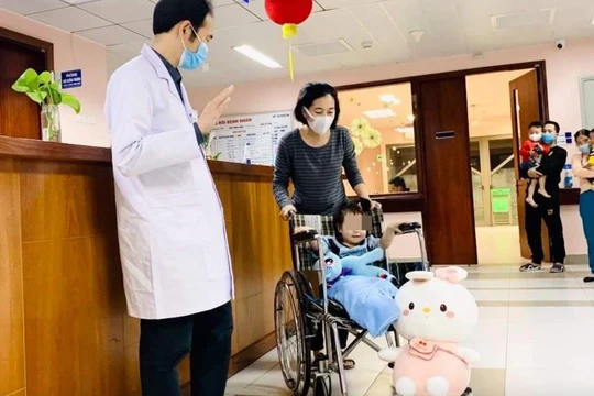 Mẹ bé H. đón bé trong ngày được ra viện (Ảnh - BVCC) 