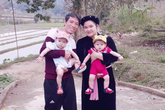 Hình ảnh gia đình anh Ma Văn Toàn và chị Nông Thị Quỳnh bên hai bé Voi và Thỏ (Ảnh - NVCC)