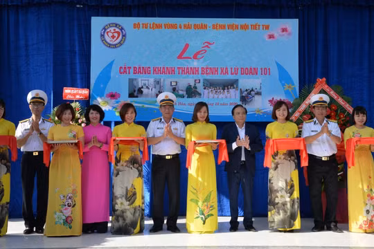 Lễ cắt băng khánh thành Phòng khám đa khoa – Bệnh xá Lữ đoàn 101 thuộc vùng 4 Hải quân (Ảnh: BVCC) 