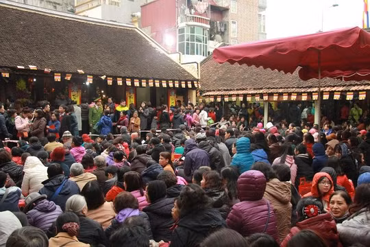 Người dân đi lễ chùa (Ảnh - TL) 