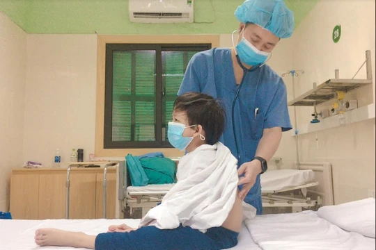 Bác sĩ khám cho bé H. trước khi xuất viện (Ảnh - BVCC) 