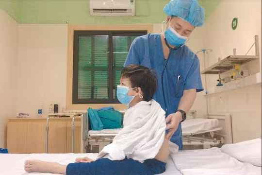 Bác sĩ khám cho bé H. trước khi xuất viện (Ảnh - BVCC) 