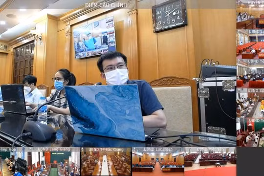 Các chuyên gia của Bộ Y tế tập huấn online về ứng dụng CNTT trong quản lý mẫu xét nghiệm cho các huyện của Bắc Giang (Ảnh - Xuân Thắng) 