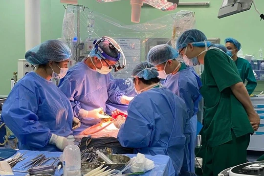 Các bác sĩ ghép gan cho bệnh nhi (Ảnh - BVCC) 