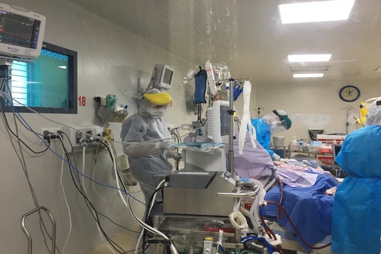 Các bác sĩ chăm sóc cho bệnh nhân 2983 (Ảnh - BVCC)