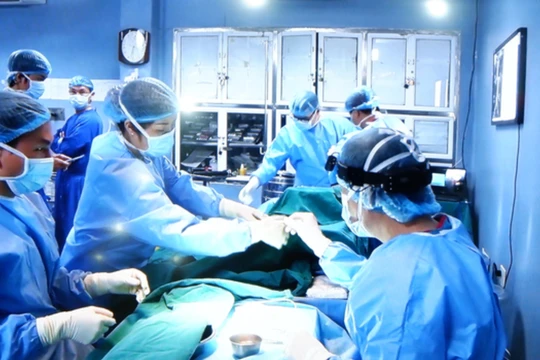 Bác sĩ tại Bệnh viện Quân Y 103 thực hiện ca ghép ruột (Ảnh: BVCC) 