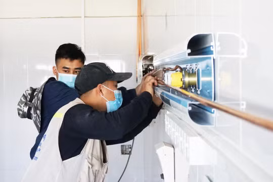 Bệnh viện Bệnh Nhiệt đới Trung ương lắp đựt giường ICU điều trị F0 (Ảnh - Nguyễn Liên) 