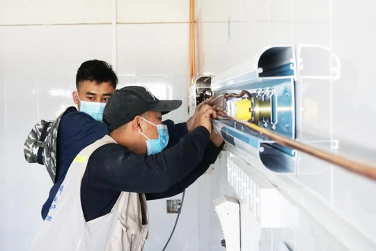 Bệnh viện Bệnh Nhiệt đới Trung ương lắp đựt giường ICU điều trị F0 (Ảnh - Nguyễn Liên) 