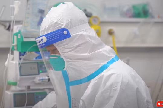 Nhân viên y tế chăm sóc cho người bệnh (Ảnh - MT) 