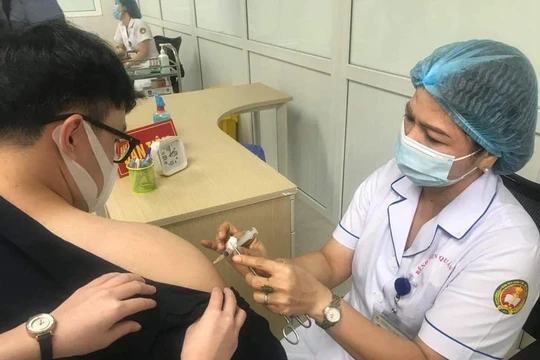 Nhân viên y tế tiêm vaccine phòng COVID-19 cho người dân (Ảnh - BYT) 