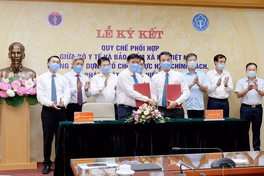 Bộ Y tế và Bảo hiểm xã hội Việt Nam ký kết quy chế phối hợp nhằm giải quyết vướng mắc của bảo hiểm y tế (Ảnh: Phạm Hằng) 