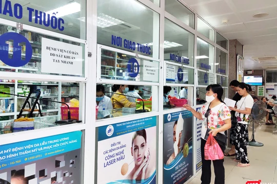 Bệnh nhân chờ lấy thuốc tại Bệnh viện Da liễu Trung ương. (Ảnh: Minh Thúy) 