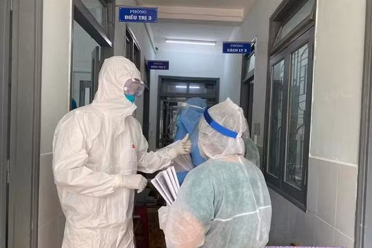 Bác sĩ trao đổi công việc tại bệnh viện (Ảnh - BYT) 