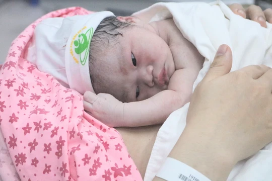 1 trong 2 bé gái đầu tiên chào đời đúng vào thời khắc giao thừa ở Bệnh viện Phụ sản Hà Nội (Ảnh - Minh Thuý) 