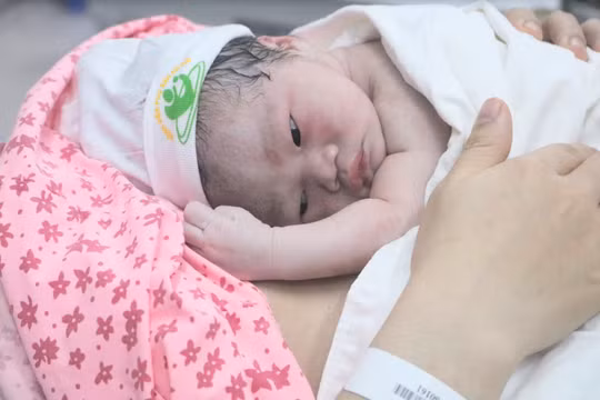 1 trong 2 bé gái đầu tiên chào đời đúng vào thời khắc giao thừa ở Bệnh viện Phụ sản Hà Nội (Ảnh - Minh Thuý) 