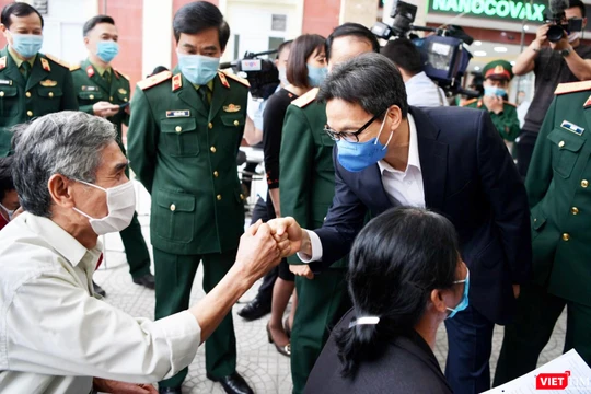 Phó Thủ tướng Vũ Đức Đam động viên, thăm hỏi tình nguyện viên tiêm thử nghiệm vaccine phòng COVID-19 (Ảnh - Hoàng Anh) 