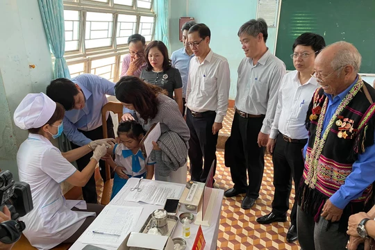 Đoàn công tác của Bộ Y tế kiểm tra công tác tiêm vaccine phòng, chống bệnh bạch hầu (Ảnh: Vũ Mạnh Cường) 