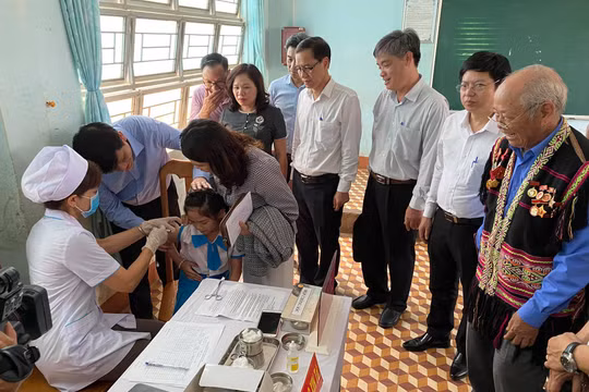 Đoàn công tác của Bộ Y tế kiểm tra công tác tiêm vaccine phòng, chống bệnh bạch hầu (Ảnh: Vũ Mạnh Cường) 