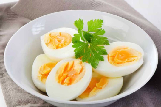 Lòng đỏ trứng rất có lợi cho sức khoẻ (Ảnh: Boldsky) 