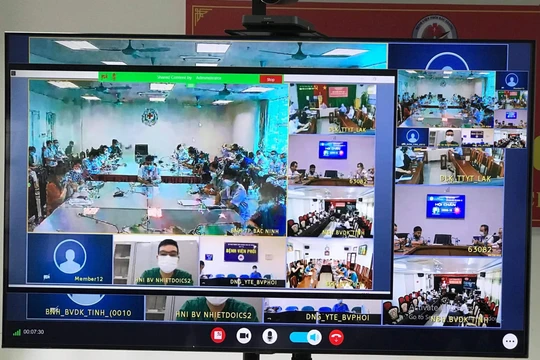 Hội chẩn trực tuyến bệnh nhân mắc COVID-19 nặng (Ảnh - Ngọc Mai) 
