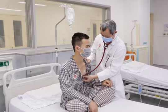 Bác sĩ khám cho bệnh nhân sau phẫu thuật lấy dị vật kim khí gây thủng màng tim (Ảnh - BVCC) 