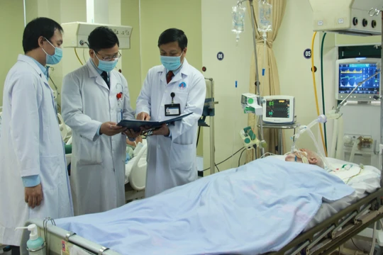 Các bác sĩ đánh giá tình trạng của bệnh nhân (Ảnh: BVCC)