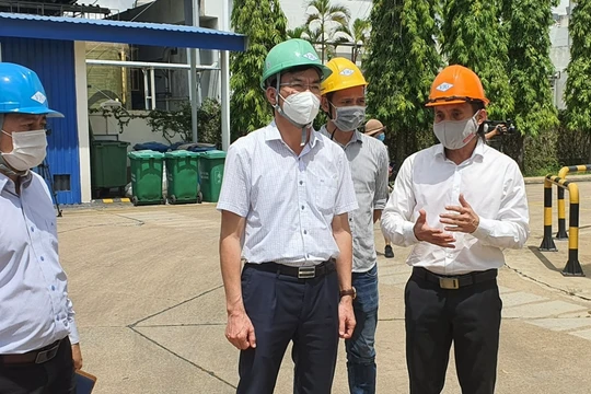 Lãnh đạo Bộ Y tế khảo sát nhà máy sản xuất oxy (Ảnh – Văn Đạo) 