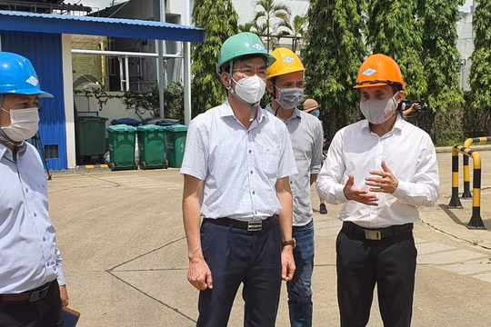 Lãnh đạo Bộ Y tế khảo sát nhà máy sản xuất oxy (Ảnh – Văn Đạo) 