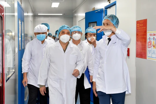 Thủ tướng Phạm Minh Chính thăm Công ty cổ phần công nghệ sinh học dược Nanogen-đơn vị nghiên cứu, sản xuất vaccine phòng COVID-19 Nanocovax tại khu công nghệ cao TP. Hồ Chí Minh (Ảnh: Nhật Bắc)