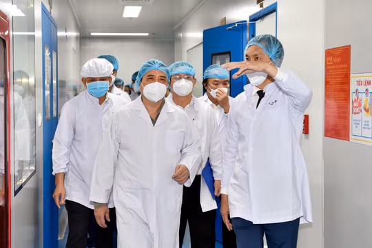 Thủ tướng Phạm Minh Chính thăm Công ty cổ phần công nghệ sinh học dược Nanogen-đơn vị nghiên cứu, sản xuất vaccine phòng COVID-19 Nanocovax tại khu công nghệ cao TP. Hồ Chí Minh (Ảnh: Nhật Bắc)
