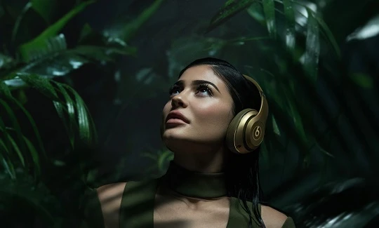 Tai nghe phiên bản thời trang kết hợp giữa Apple và Balmain