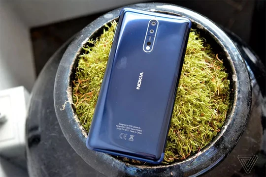 Nokia 8 (ảnh: The Verge)